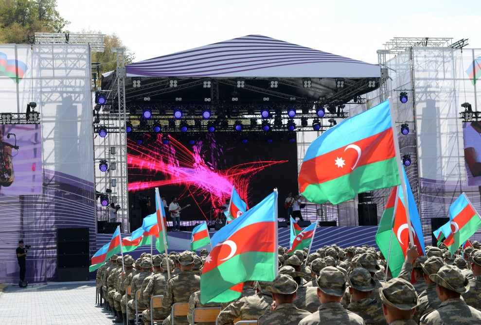 Kəlbəcərdə hərbçilərimiz üçün “Yaşa, doğma Azərbaycan!” adlı konsert təşkil olunub